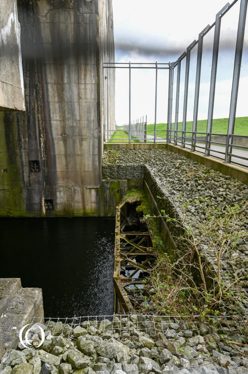 One of the floodgates of bay 13 of the Valentin bunker