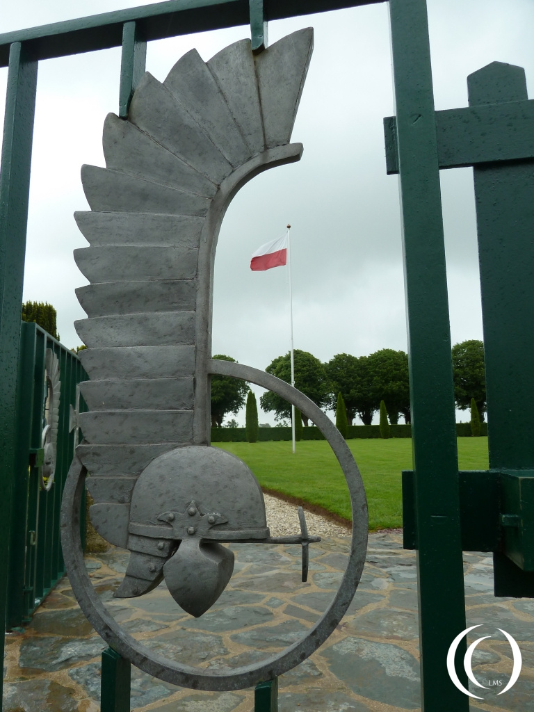 Badge of the 1st Armoured Division inspired by armour of Polish winged hussars