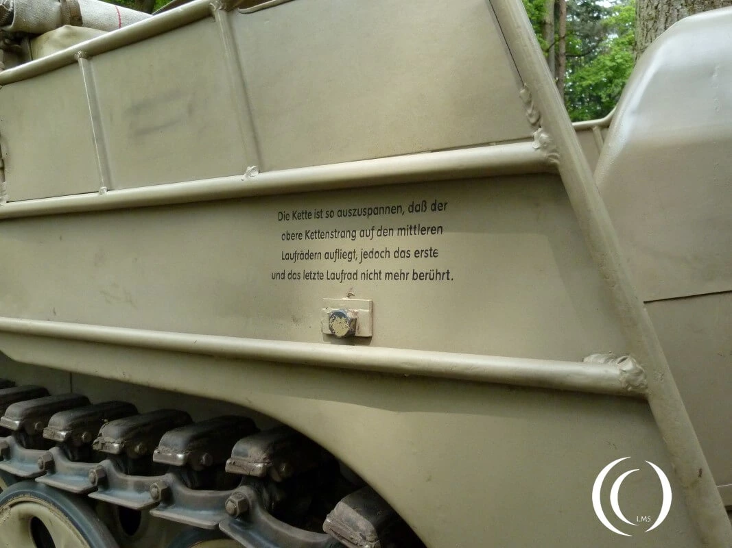 Sd. Kfz. 2 Kleines Kettenkraftrad instructions on how to tighten the tracks
