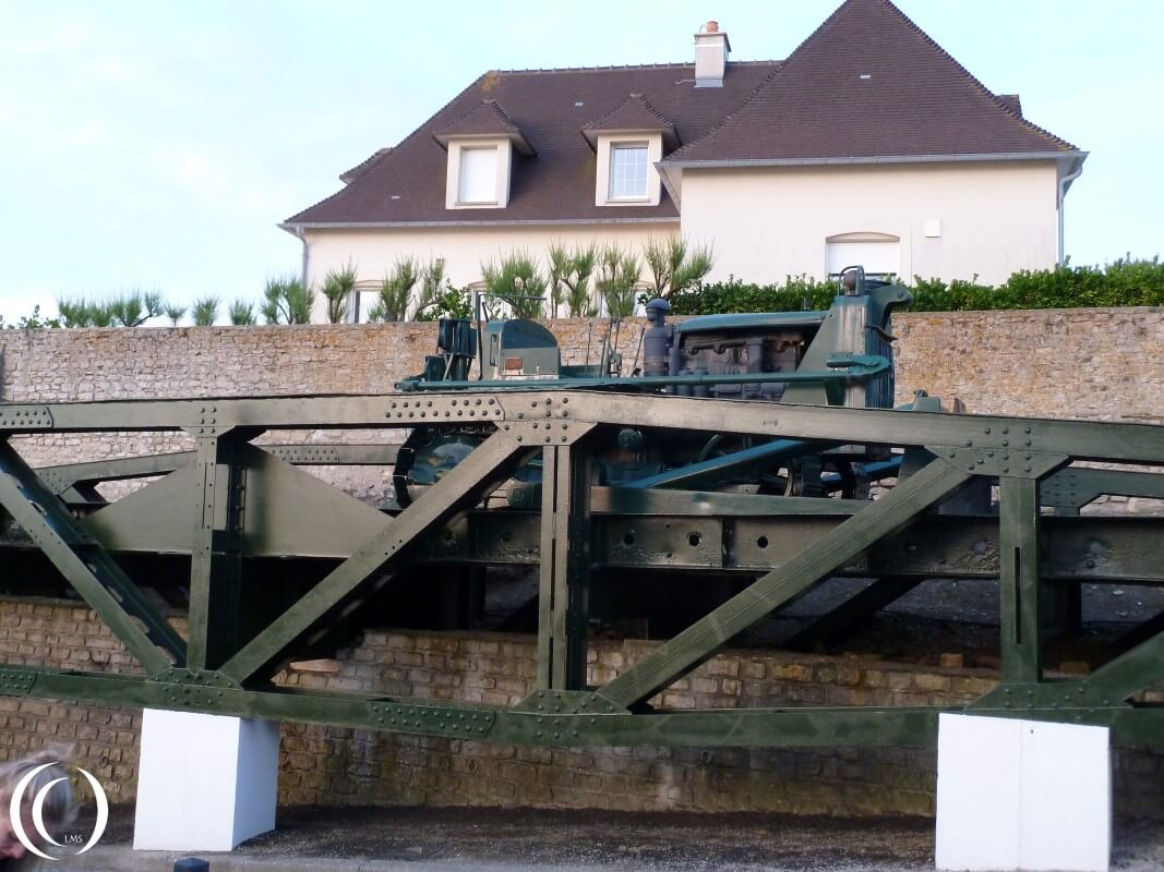 Whale Brigde with Bulldozer, Mulberry Harbour - Arromanche