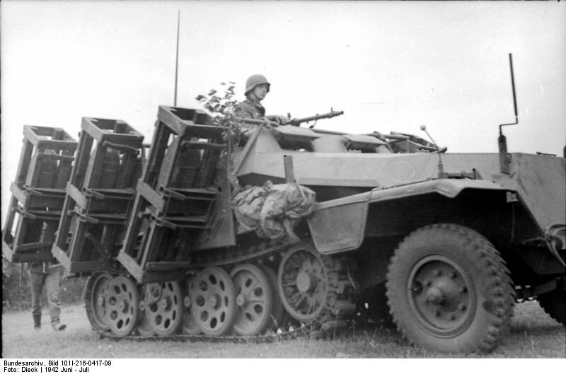 Stuka zu Fuss - Schwerer Wurfrahmen an Schützenpanzer - Bundesarchive photo 101I-216-0417-09 by Dieck