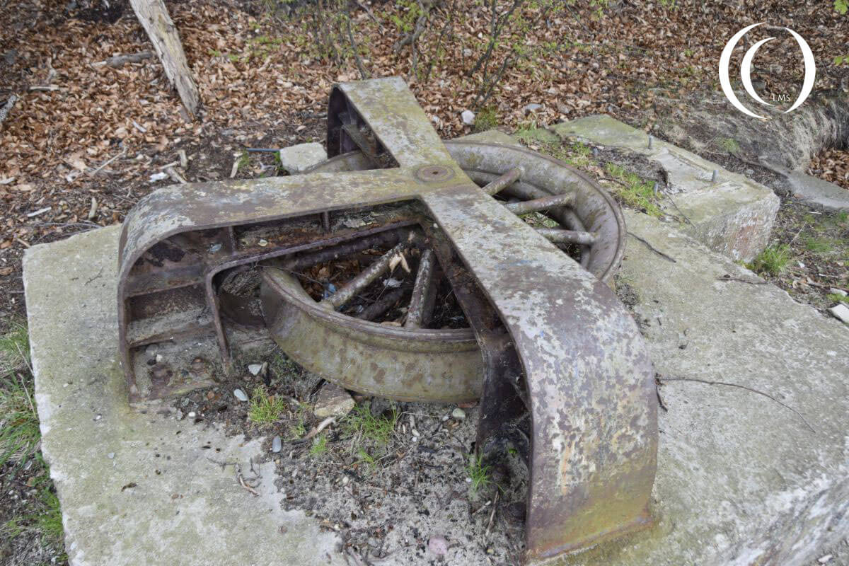 Hexengrund Beach- concrete block and pulley