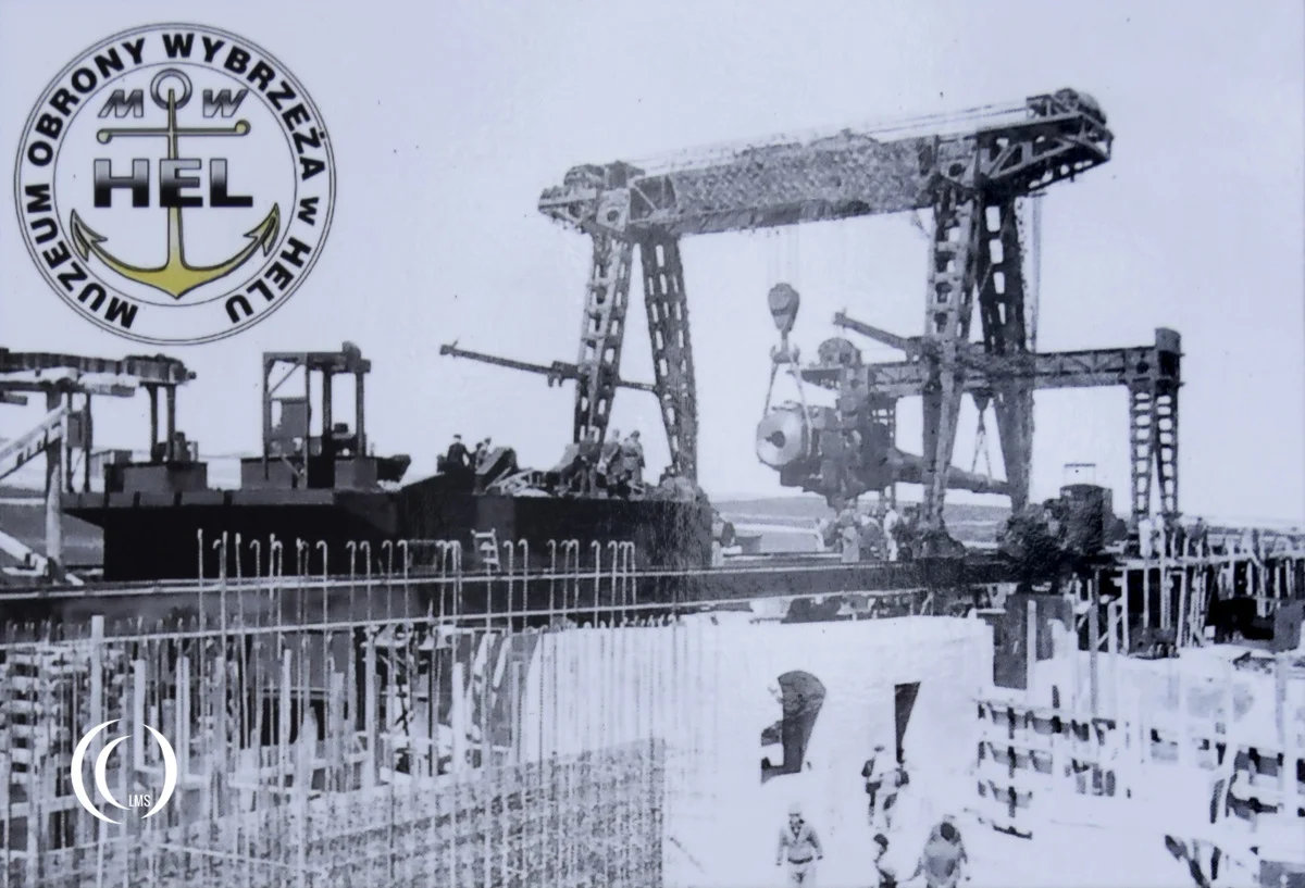 Mobile Gantry crane mounting the 40.6 cm gun - courtesy Museum Obrony Wybrzeża