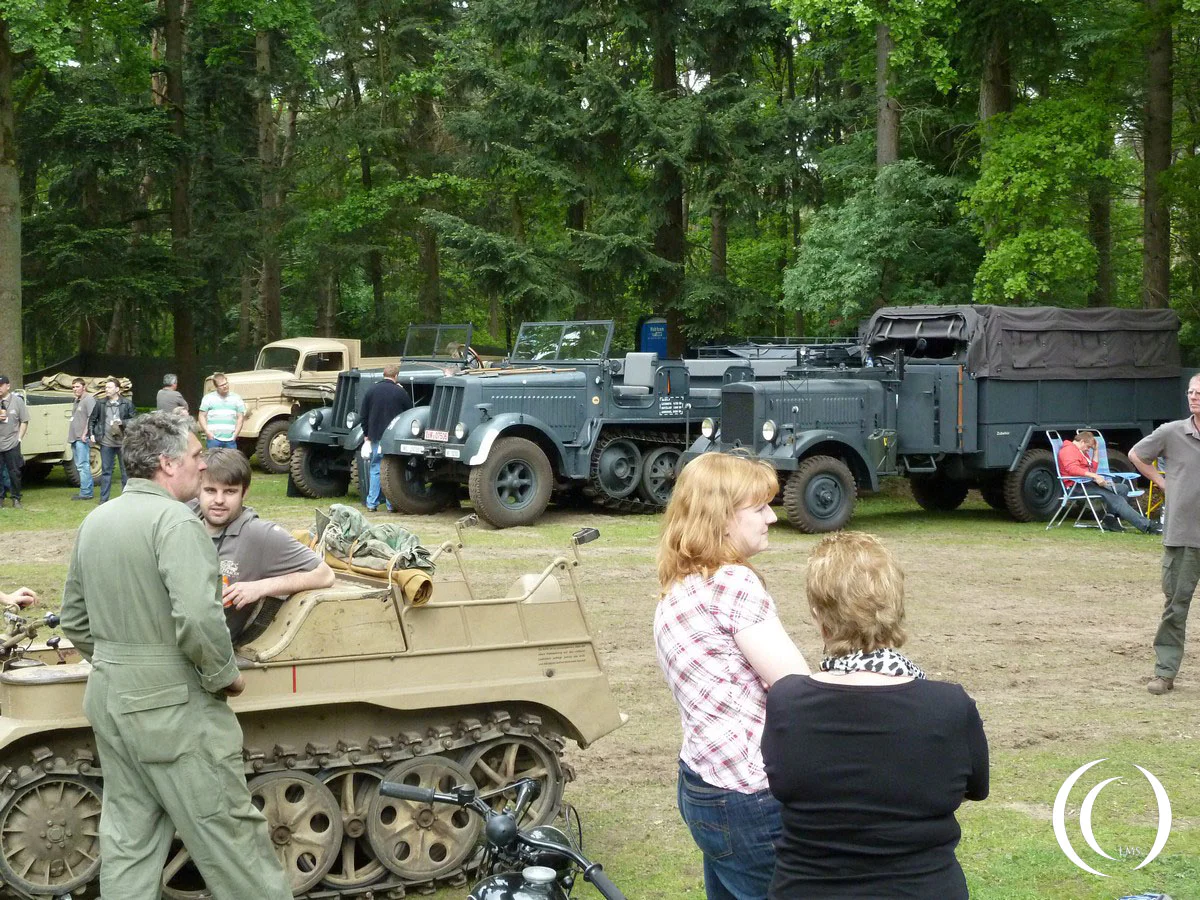 First an Einhetsdiesel truck, then two Sd. Kfz. 7 Halftracks - photo 2103