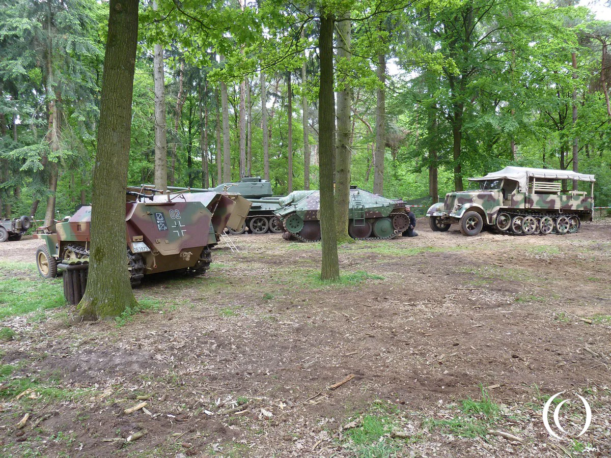 Sd. Kfz 250 Halftrack- Russian T-34/85 Tank- Tank Destroyer Hetzer and Sd. Kfz 7 Halftrack - photo 2013