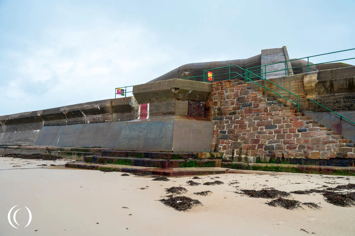 Machinegun bunker integrated in the Anti-tank wall, Widerstandnest Kemp Tower - Jersey, United Kingdom