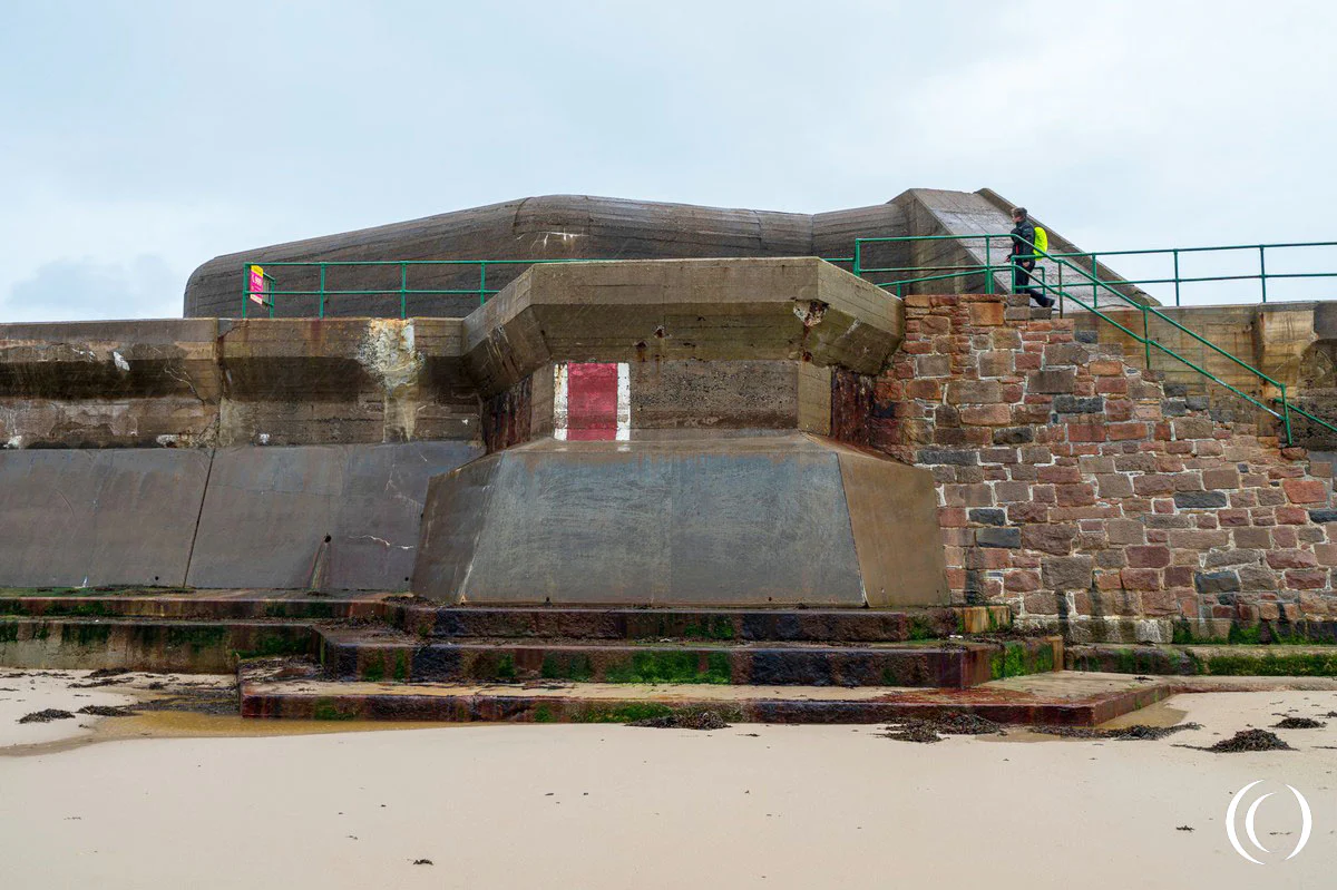 Machinegun bunker integrated in the Anti-tank wall, Widerstandnest Kemp Tower - Jersey, United Kingdom