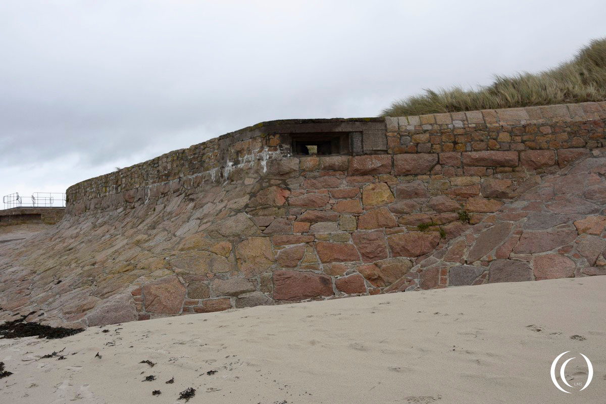 Machinegun stand intergrated in the sea wall at Widerstandsnest Le Braye - Jersey, United Kingdom