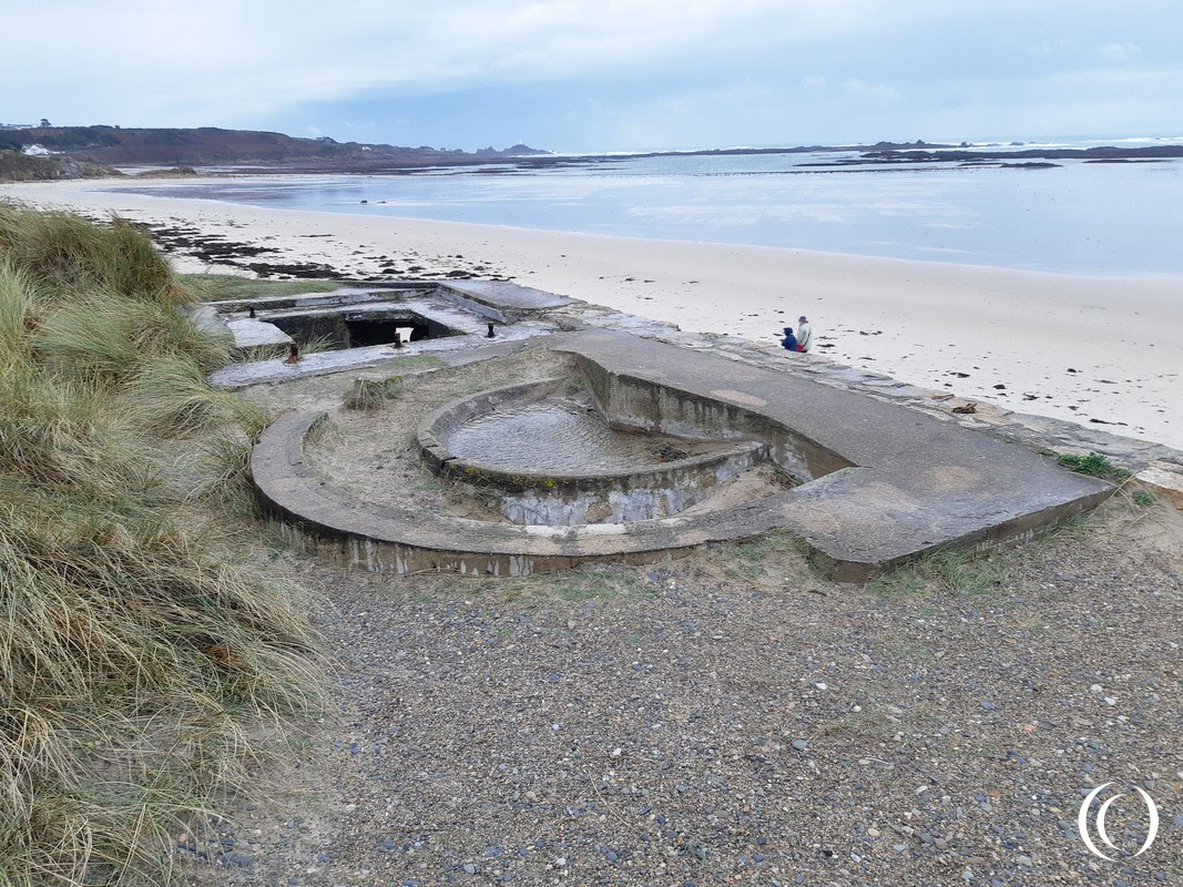 Mortar stand and machinegun stand at Widerstandsnest Le Braye - Jersey, United Kingdom