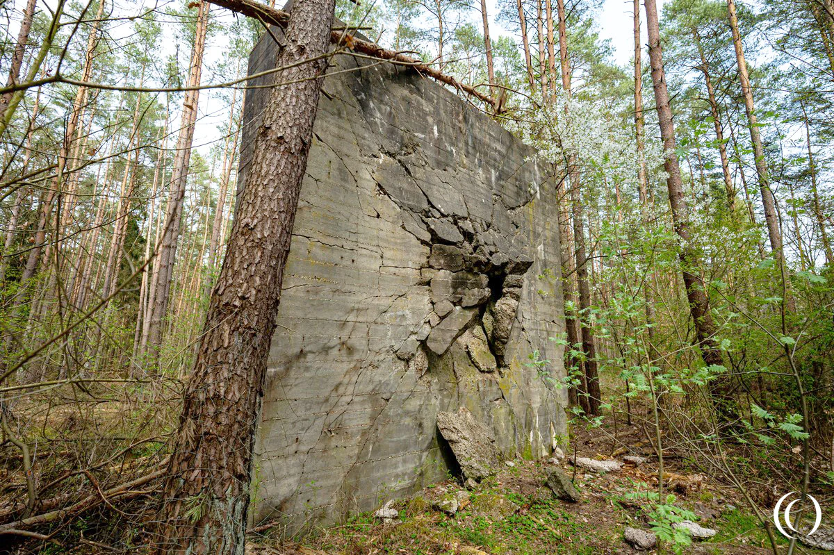 The other sides shows de real force of the impact though, heavy damage on the test wall - Luftwaffe proving grounds near Rechlin