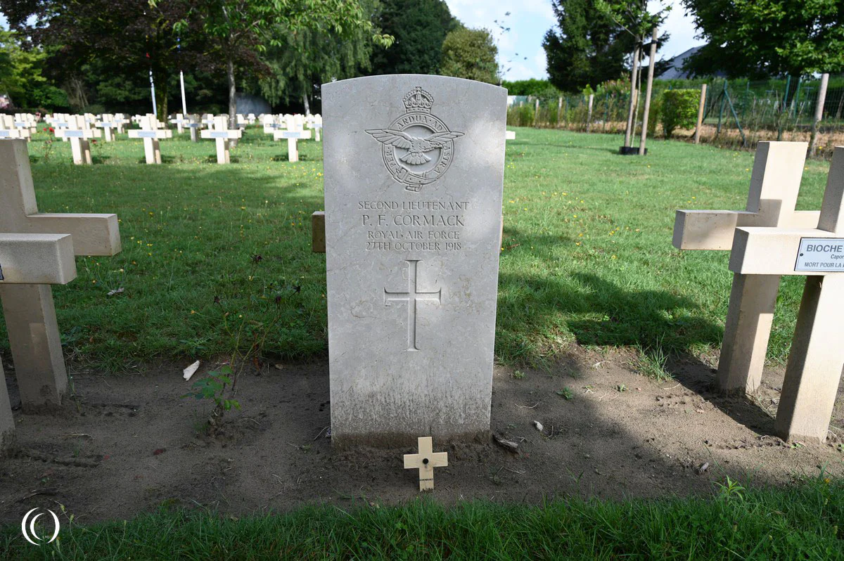 Commonwealth War Grave at the French WW1 War Cemetery Machelen, Belgium