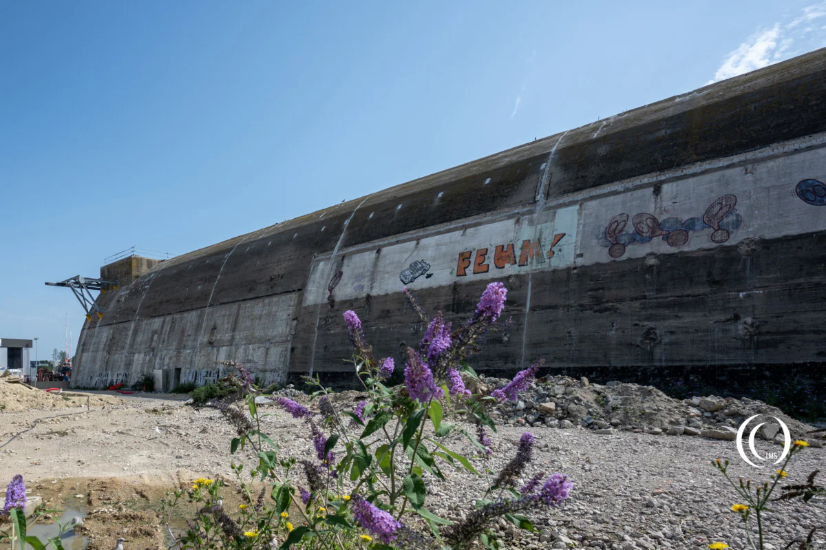 View of the West Dom bunker T6 with the AA-gun emplacement and the steel superstructure for the doors at the North side