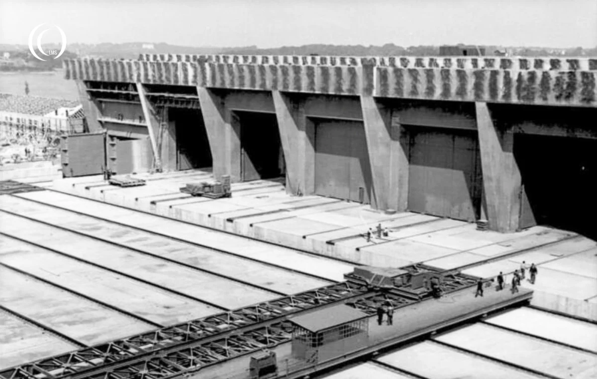 A view of the mobile platform on the rail system in April 1942