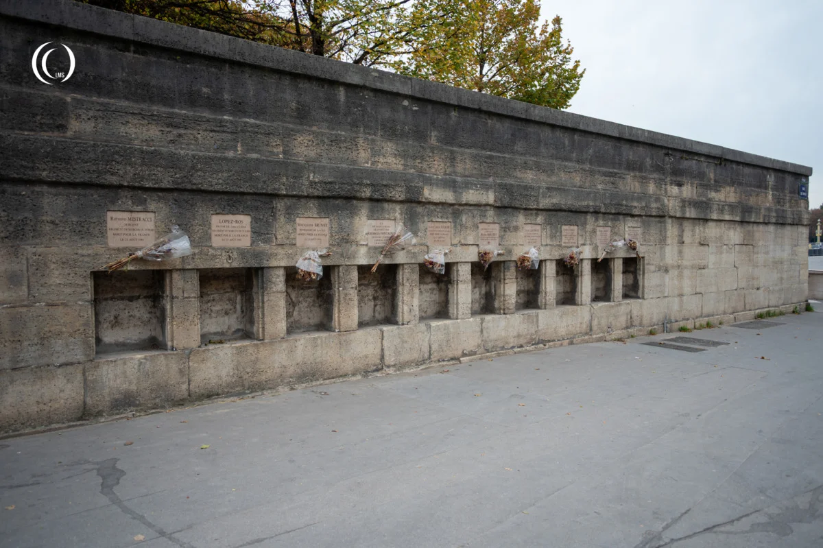 Memorial plaques