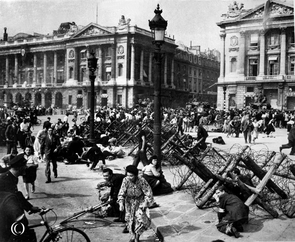 Parisians taking cover on the Place de la Concorde in August 1944