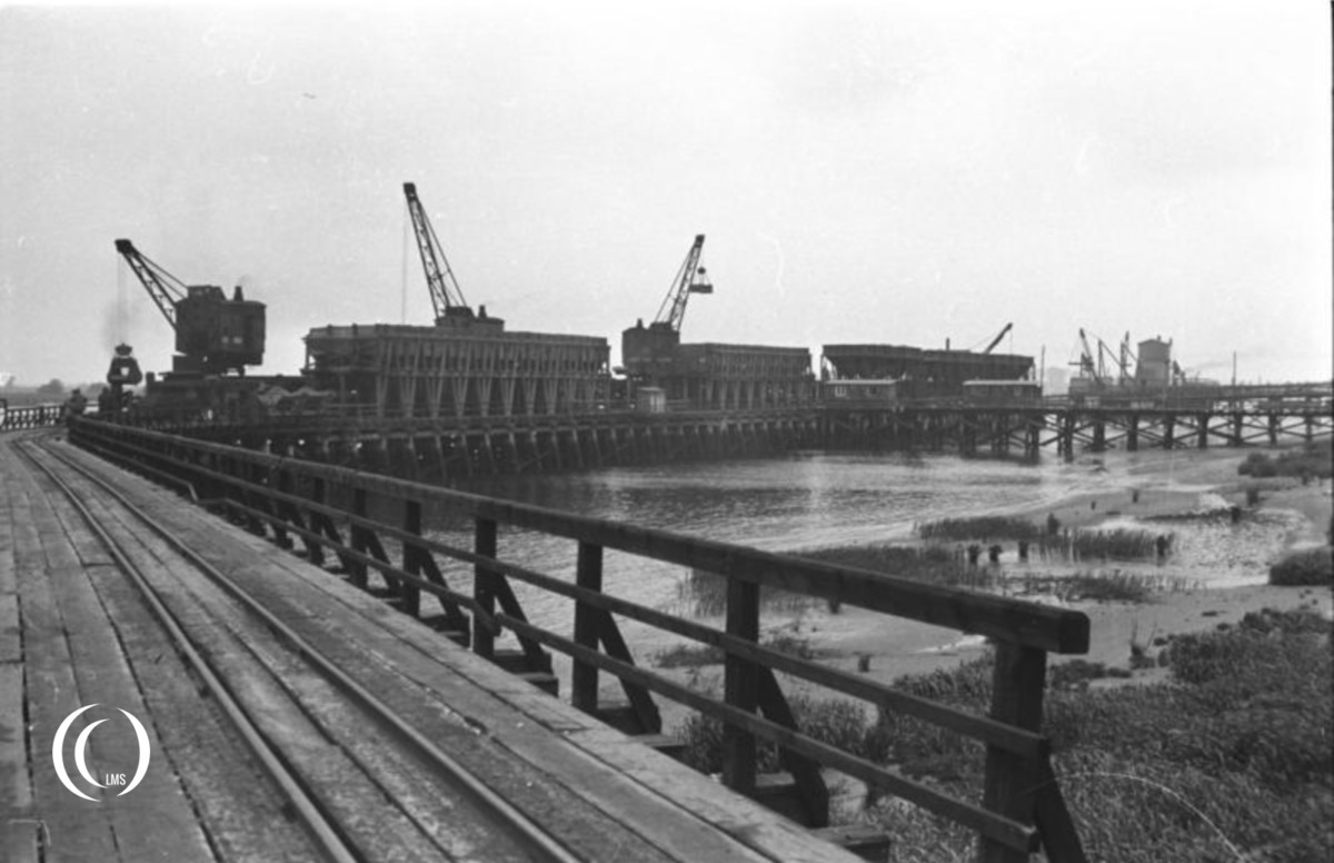 Pier for unloading building materials for Valentin at the Weser, Bremen-Rekum, Germany