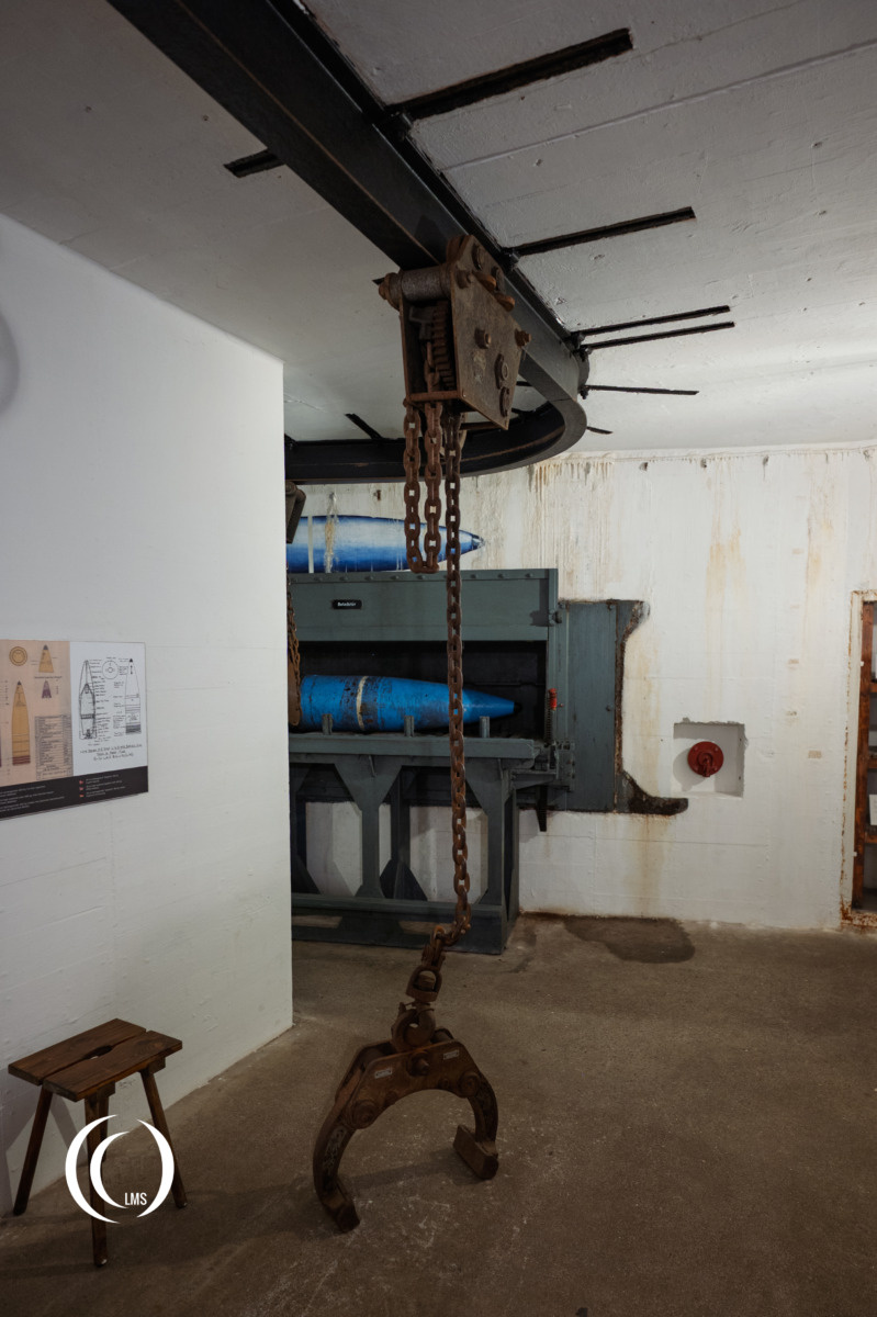 Mechanical hoist to lift and move the 800 kg shells