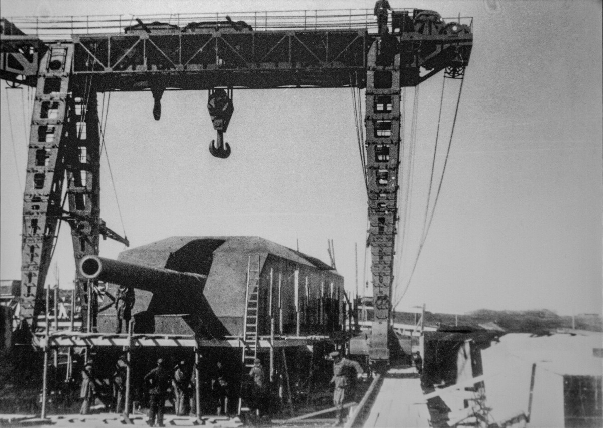 Installing 38 cm gun turret at Hanstholm II with 150 ton mobile crane in the summer of 1941