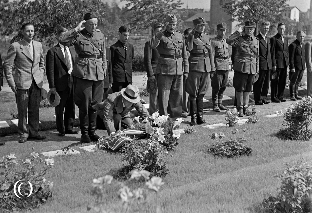 Farewell celebration for the American volunteers in Helsinki 28.6.1940. The American volunteers visit the hero graves in Hietaniemi.