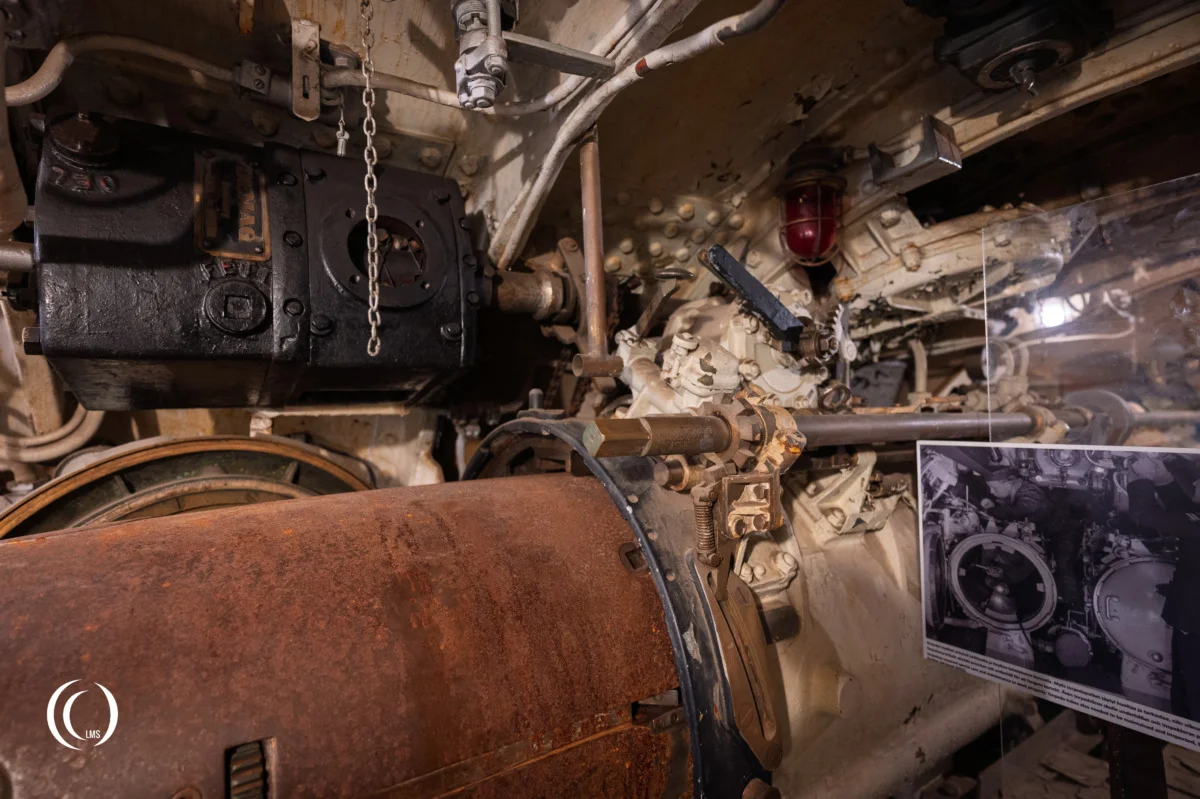 Firing mechanism and axl for winch connection to open outer hatch of submarine Vesikko