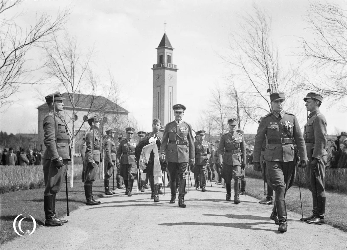Marshal Mannerheim walking to the Hietaniemi Heroes Cemetery.
