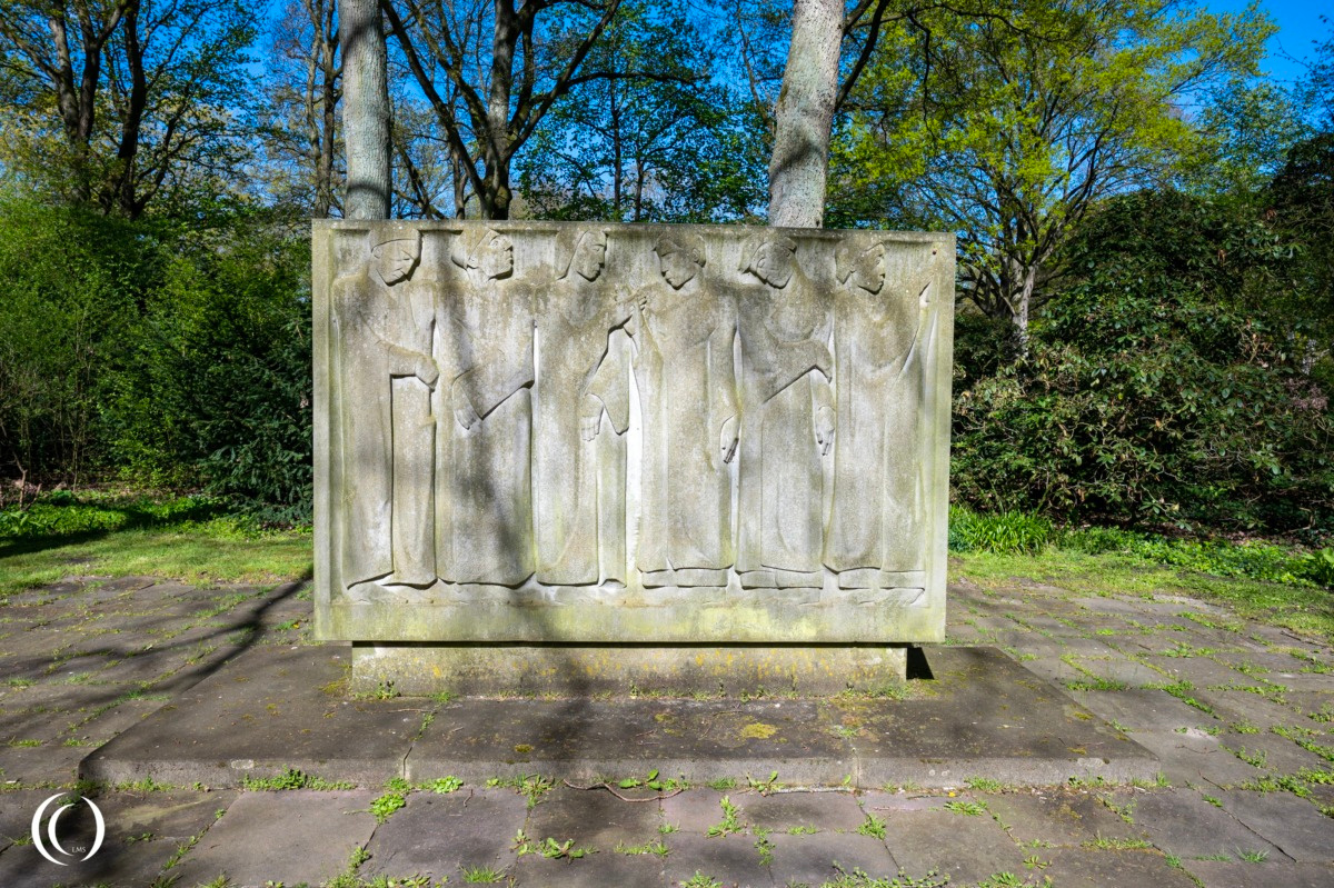 Sculpture Brüderlichkeit und Tod (brotherhood and death), by Paul Halbhuber Osterholz Cemetery,