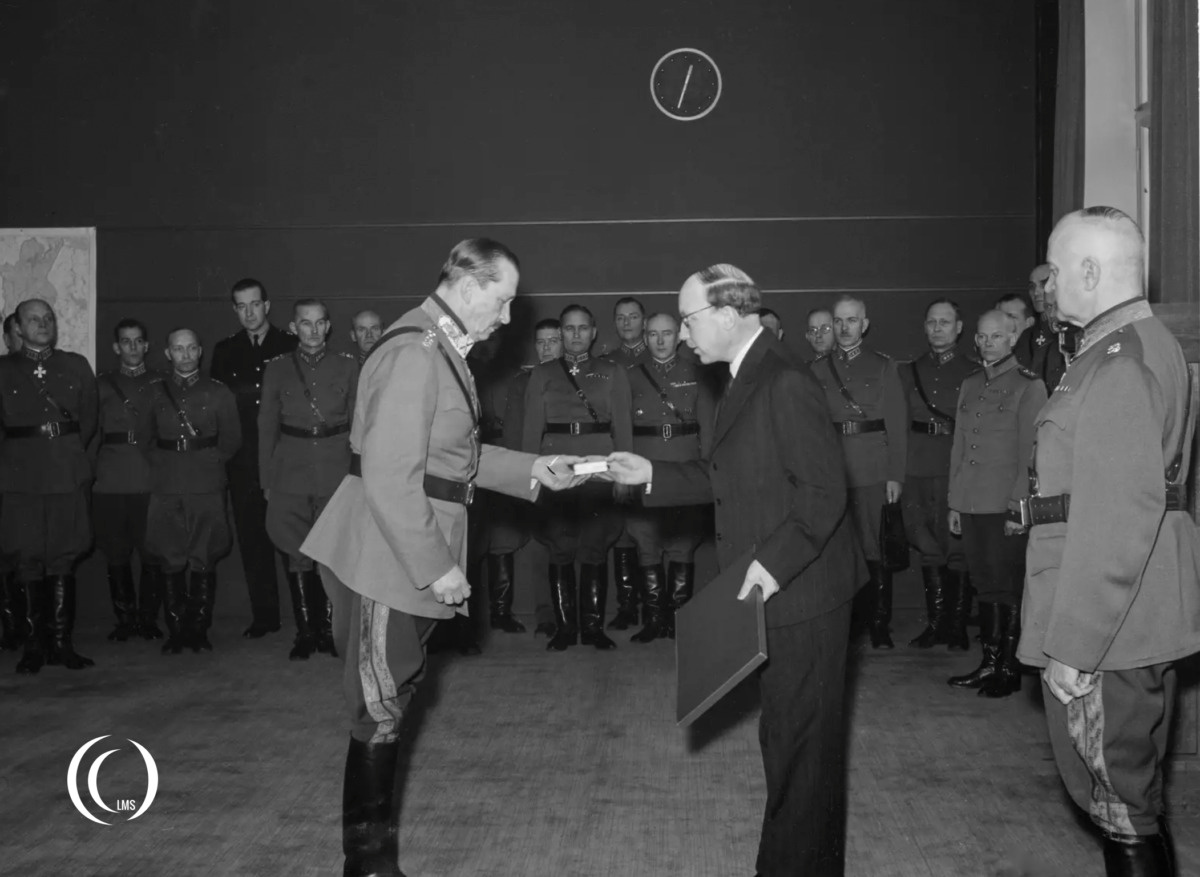 Mannerheim awarded the Medal of Freedom 1st with rosette in May 1940