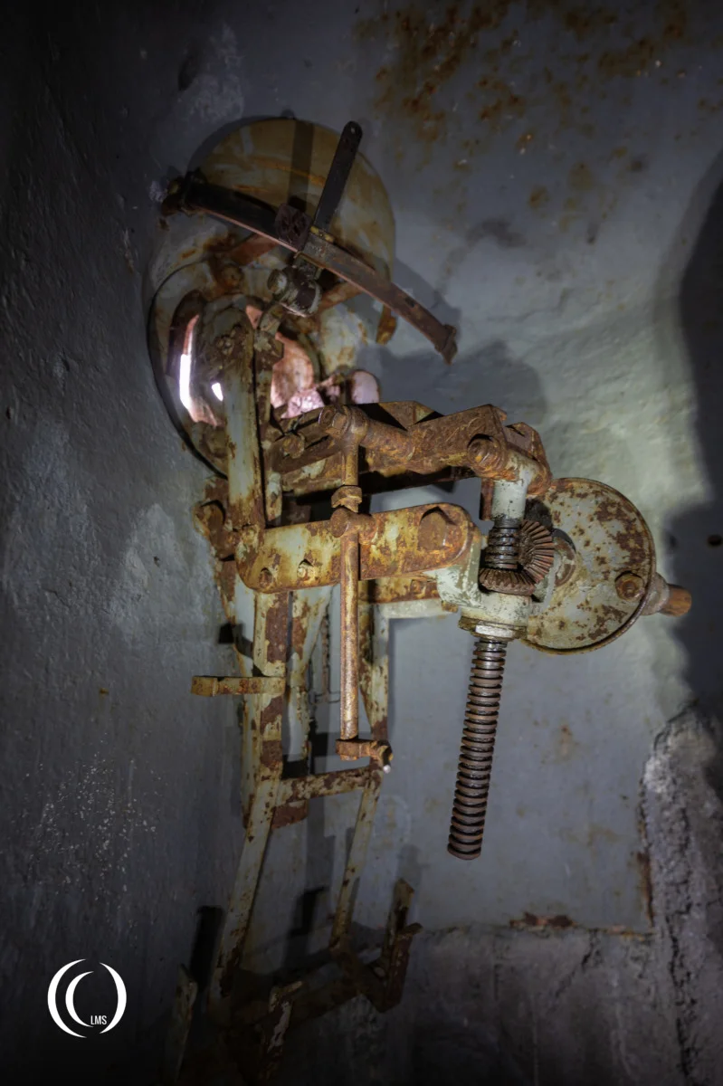 Machine gun mount inside M/43 medium MG dome at Salpa-Asema Askola