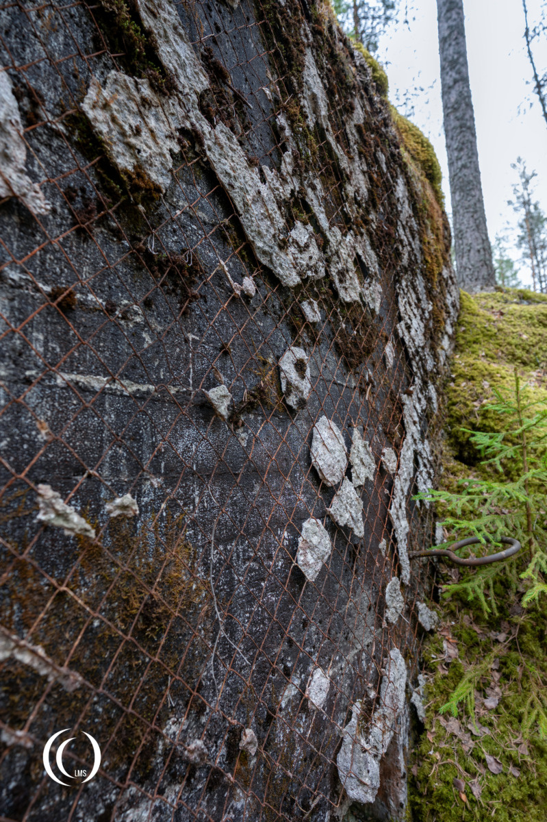 Remnants of camouflage plaster on the support mesh of bunker C10