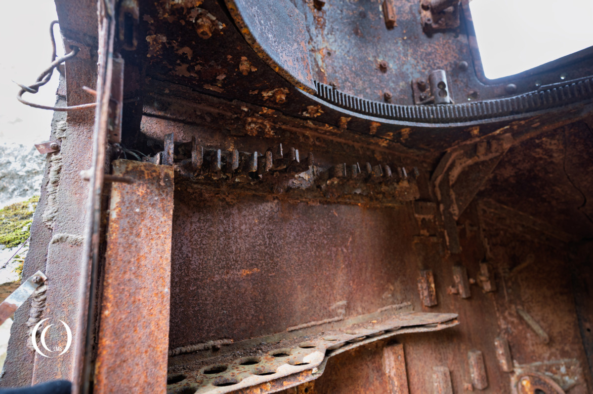 Shell storage rack inside the BT-5 position