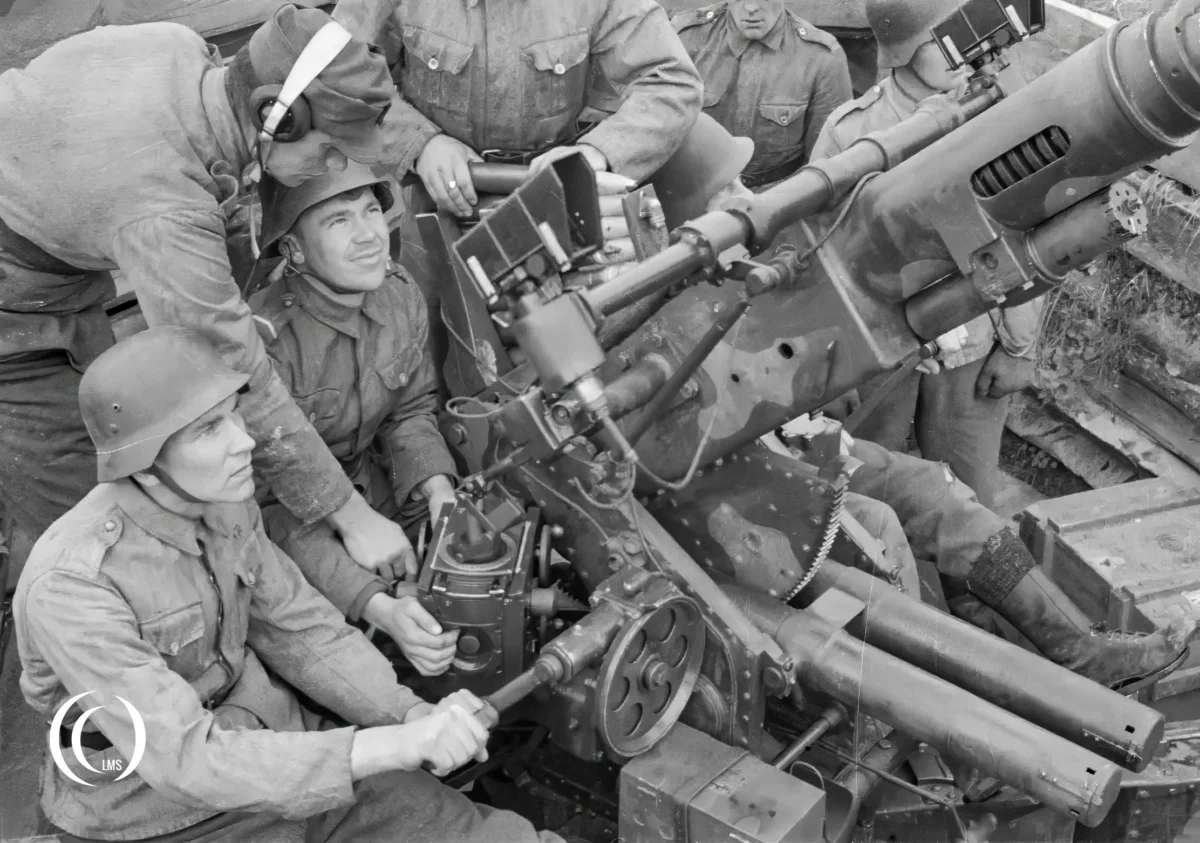 40 mm Bofors anti-aircraft gun operated with advanced fire-control system in 1942