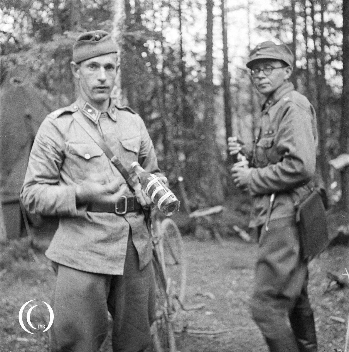 Finnish soldiers carrying Molotov cocktails