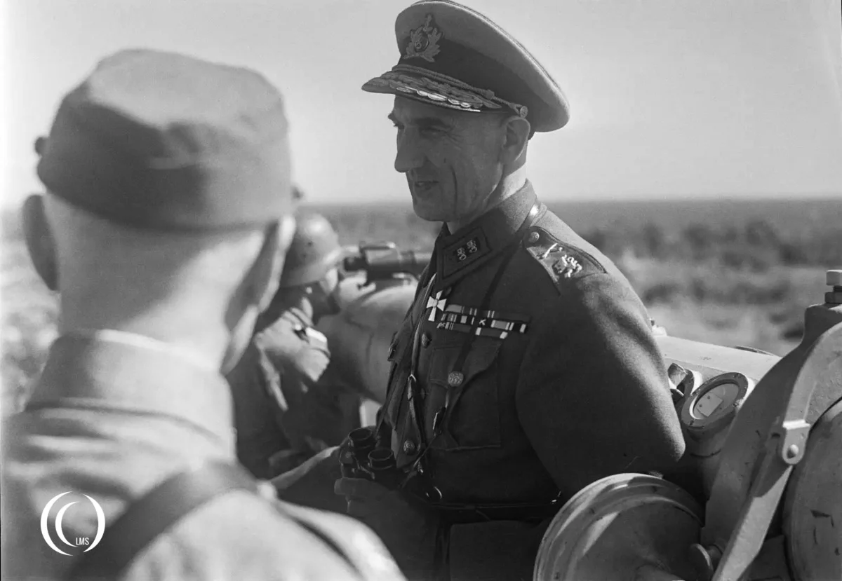 Lieutenant General Väinö Valvo inspecting coastal defences