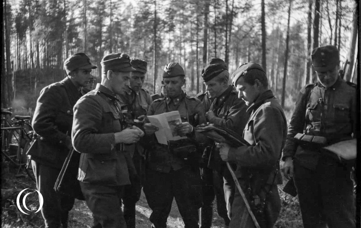 Major Susi of 6th Jaeger Battalion mapping Soviet positions with his staff