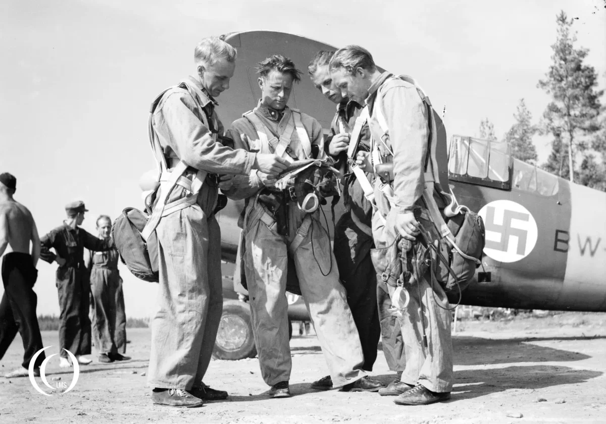 Pilots of 3/Air Squadron 24 receive instructions. Ilmari Juutilainen on the left. Taken on July 10th 1941