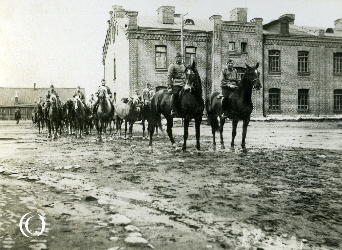 Regular personnel of the Häme Cavalry Regiment walking their horses at Dragoon Hill in 1925